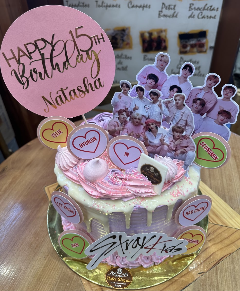 Torta Temática Stray Kids2