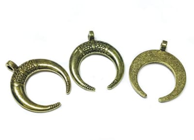 Colgante Dorado Envejecido Luna Invertida 27mm (Unidad)