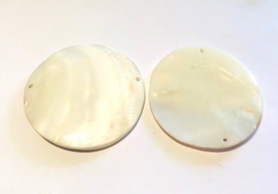 Colgante Madre Perla Crema Redondo 45mm Doble Perforación (Unidad)