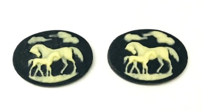 Camafeo Acrílico Caballos Blanco Negro 25x18mm (Un)