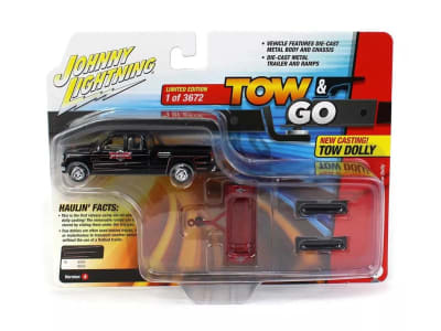 Chevy Silverado con Tow Dolly 2002 Tow & Go - Johnny Lightning4