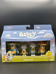 Set 4 Figuras Bluey Viaje Familiar con Accesorios