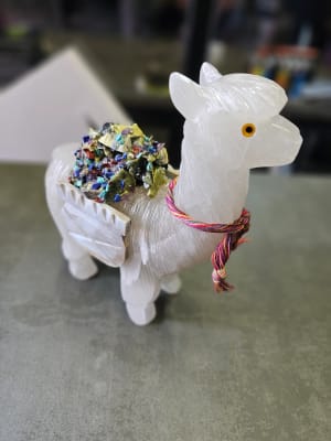 ADORNO LLAMA SAGRADA – TALLADA EN PIEDRA NATURAL - REPRESENTA LA CONEXIÓN CON LOS ANDES Y LA ESPIRITUALIDAD - 8.CM1