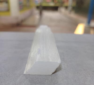 PIEDRAS SELENITA ADORNO CRYSTAL GLOW CON ACABADO PULIDO Y ENERGÍA PURIFICADORA1