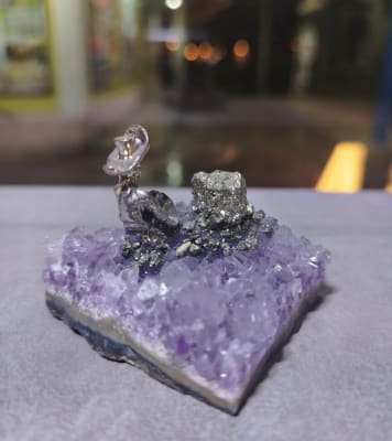 ADORNO DESTELLO DE MINA – PIRITA Y AMATISTA BRILLANTE COMO EL ORO, REFLEJA LA ESPERANZA Y EL SACRIFICIO - 3.5.CM1