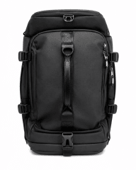MOCHILA NEGRA IMPERMEABLE CON MULTIPLES CIERRES Y COMPARTIMENTOS.