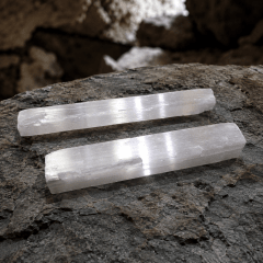 PIEDRAS SELENITA ADORNO CRYSTAL GLOW CON ACABADO PULIDO Y ENERGÍA PURIFICADORA