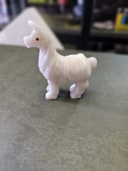 ADORNO LLAMA ETERNA – TALLADA EN PIEDRA NATURAL - REPRESENTA FUERZA, RESISTENCIA Y ESPÍRITU INCA