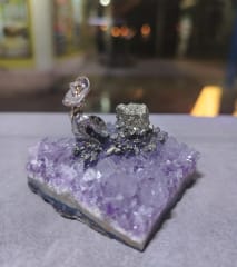 ADORNO DESTELLO DE MINA – PIRITA Y AMATISTA BRILLANTE COMO EL ORO, REFLEJA LA ESPERANZA Y EL SACRIFICIO - 3.5.CM