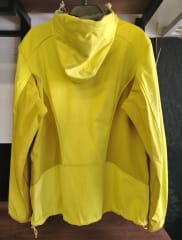 CASACA IMPERMEABLE CON CAPUCHA - MASCULINO - HUMBGO