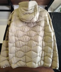 CASACA DE PLUMA CON CAPUCHA/INCLUYE MULTIPLES BOLSILLOS - MASCULINO