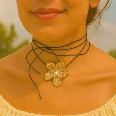 Collar Flor Dorada con Perla3
