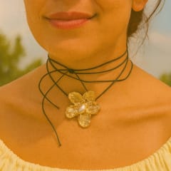 Collar Flor Dorada con Perla