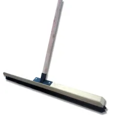 ESCOBILLÓN PASILLERO CERDAS POLIPROPILENO 80 CM. CON MANGO. PRECIO CON IVA INCLUIDO.