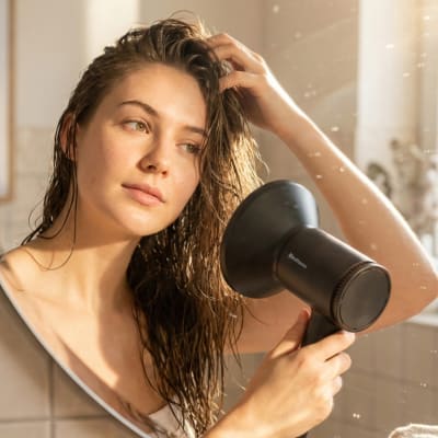 Secador de pelo Silencioso con Tecnología Digital Avanzada DEH70E negro1