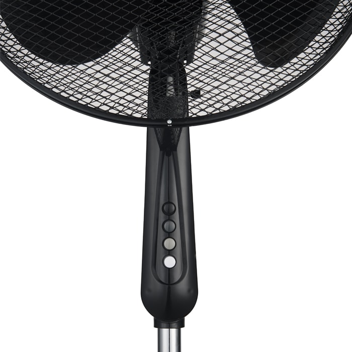 Detalle de los botones de velocidad y el protector metálico del ventilador pedestal negro