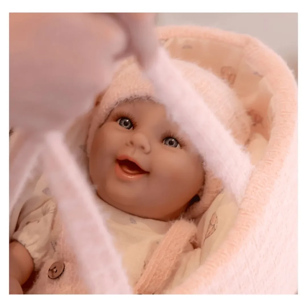 Muñeca Elegance Gadi 33 cm Rosa con Capazo y Chupete3