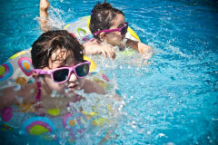 Consejos Clave para Mantener Seguros a los Niños en las Piscinas Durante las Vacaciones
