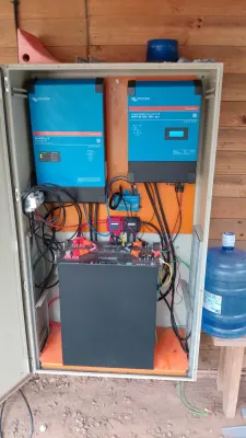 Cambio de inversor en sistema fotovoltaico de minera: de Voltronic a Victron Energy con monitoreo remoto vía Starlink