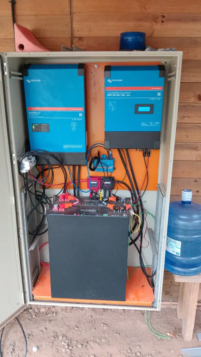 Cambio de inversor en sistema fotovoltaico de minera: de Voltronic a Victron Energy con monitoreo remoto vía Starlink