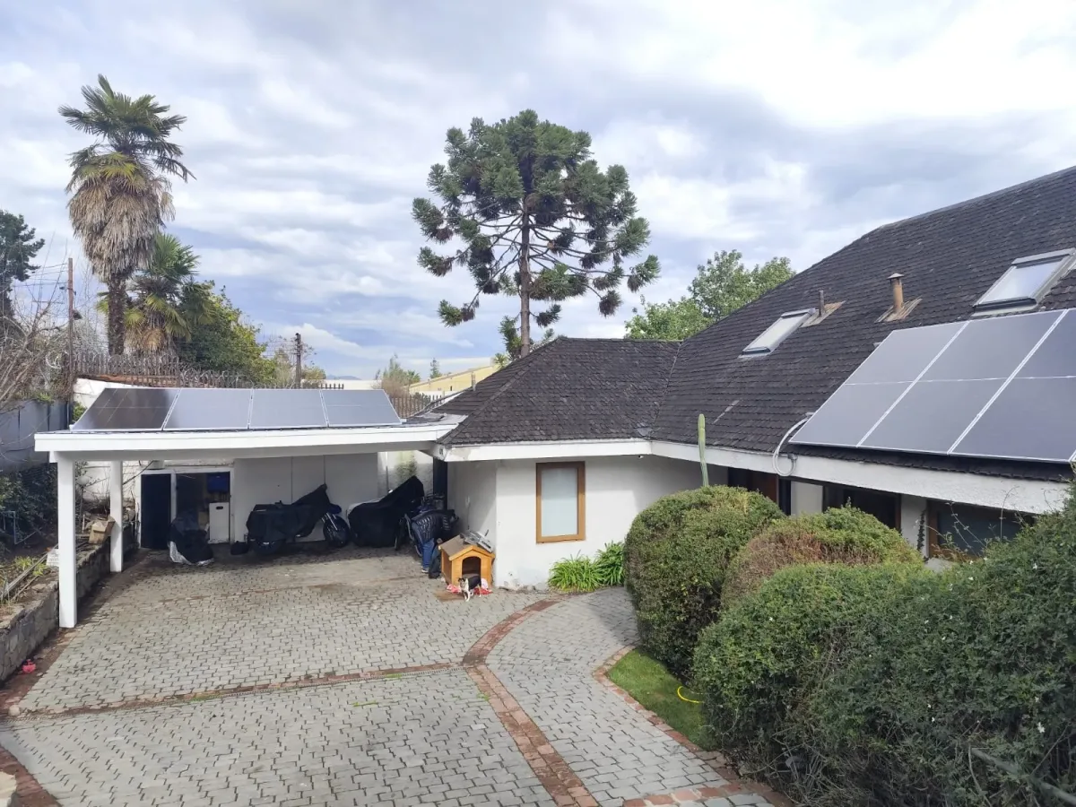 Caso de Éxito: Sistema Fotovoltaico con Respaldo de Baterías Victron y Dyness garantiza energía continua en vivienda de La Reina