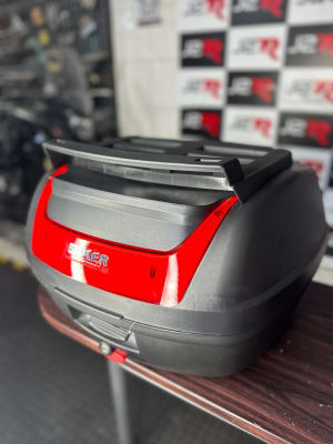 CAJUELA DE PLASTICO 55LT C/ RESPALDAR Y PARRILLA BLANDO BIKER1