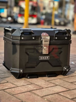 CAJUELA DE PLASTICO BIKER 45LT TIPO X 1 CERROJO - MAL0313