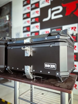 CAJUELA DE ALUMINIO BIKER 65 LT NEGRO SIN RESPALDAR1