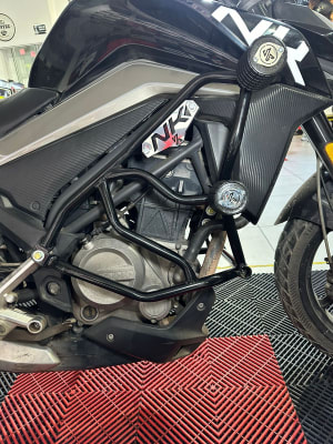 SLIDER DE LUJO CFMOTO NK250 / NK300 DOBLE TOPE NEGRO -KN1