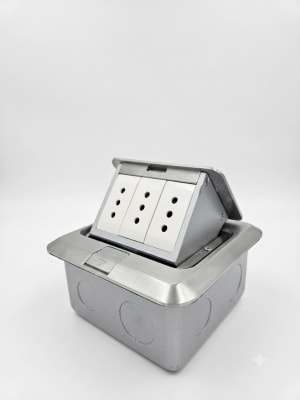 CAJA DE PISO CON TOMACORRIENTE 10A TRIPLE BLANCO1