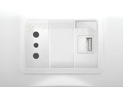USB 3A+Tomacorriente 10A, Placa Exterior IP55 hidrobox AVE1