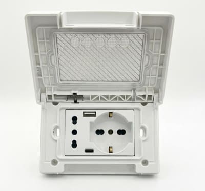 PLACA IP55 BLANCA CON MULTITOMA2