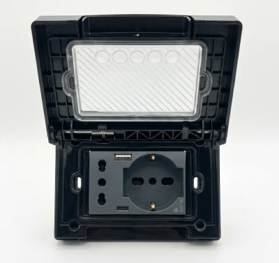 PLACA IP55 NEGRA CON MULTITOMA2