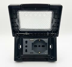 PLACA IP55 NEGRA CON MULTITOMA