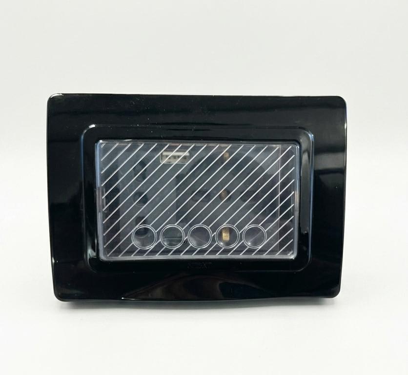 PLACA IP55 NEGRA CON MULTITOMA1
