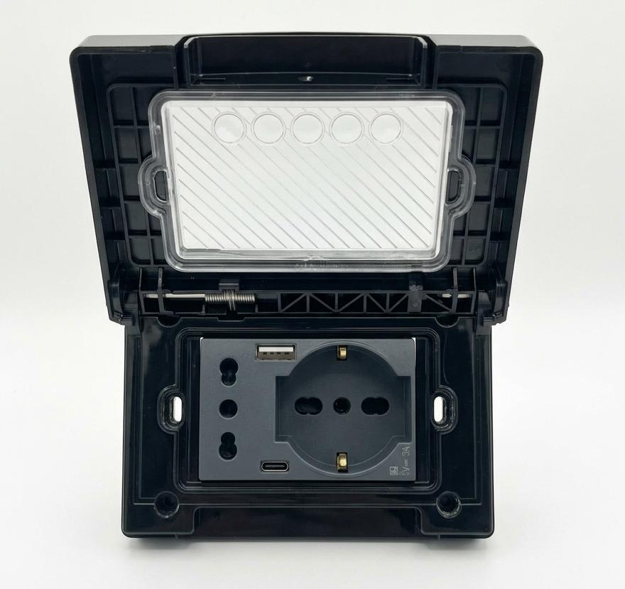 PLACA IP55 NEGRA CON MULTITOMA 1