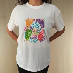 Polera Mis señas no suenan, pero igual enamoran - Blanca - Colores