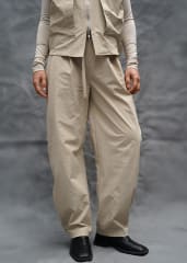Pantalón curvo beige