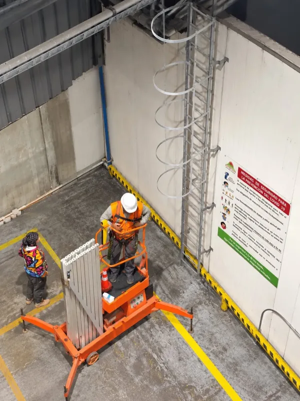Escalas gateras y pasarelas para acceso a válvulas en Frigorífico San Joaquín, Talagante