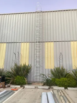 Escala Gatera de Seguridad para Planta Fotovoltaica en Estación Central: Acceso Seguro y Cumplimiento Normativo