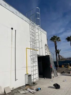 Instalación de una escala gatera de acero galvanizado en nuevo Burger King de Peñalolén
