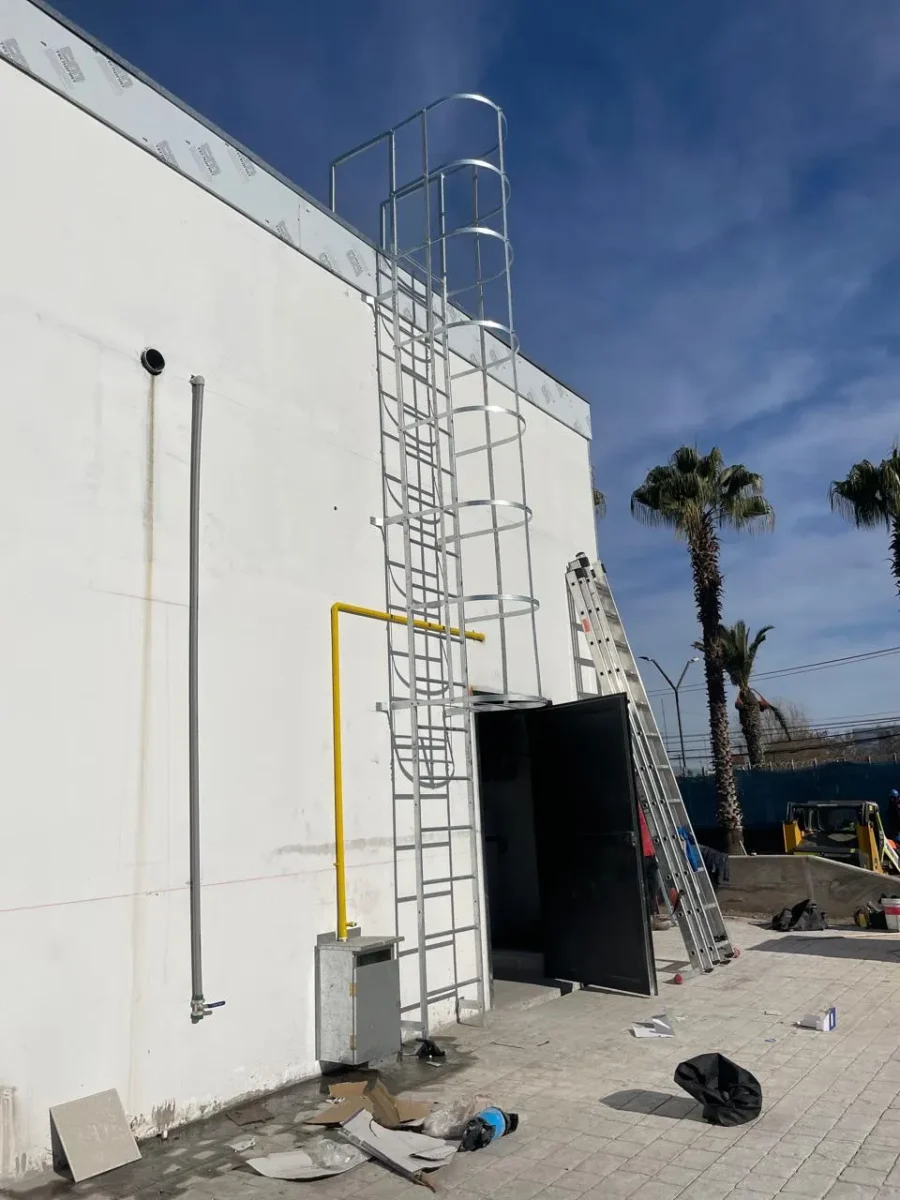 Instalación de una escala gatera de acero galvanizado en nuevo Burger King de Peñalolén