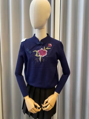 Chompa azul con cuello mandarín, con bordado1