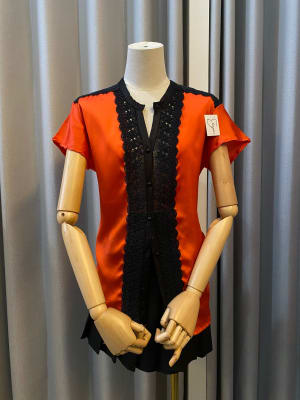 Blusa satin rojo con encaje negro1