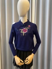 Chompa azul con cuello mandarín, con bordado