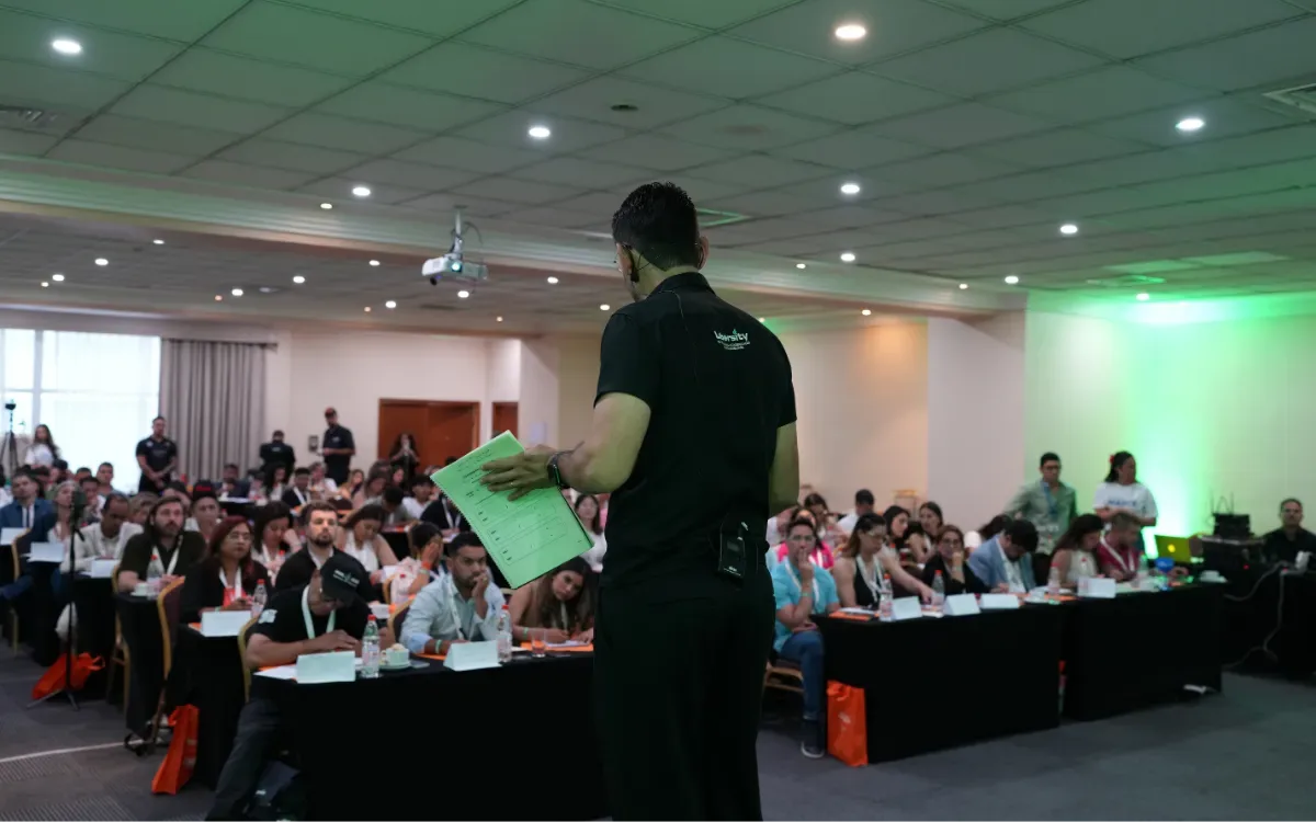 Speaker presentando estrategias