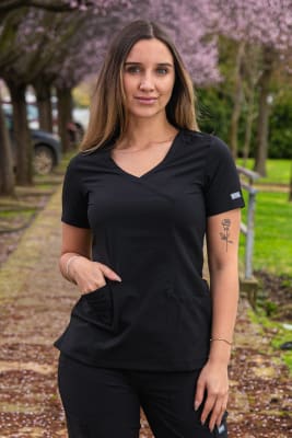 POLERA CLINICA MUJER MOMENTUM 5002 NEGRA