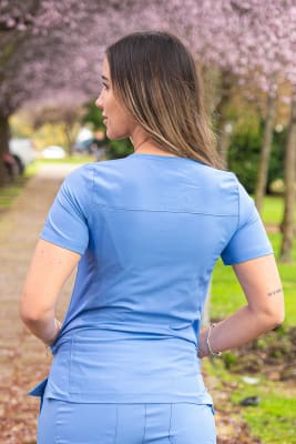 POLERA CLINICA MUJER MOMENTUM 5002 CELESTE