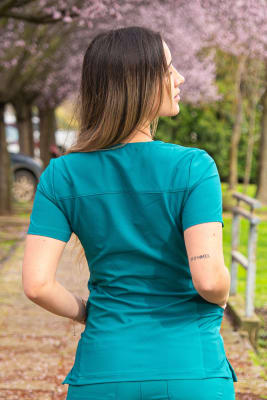 POLERA CLINICA MUJER MOMENTUM 5002 VERDE PABELLON