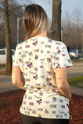 POLERA CLINICA MUJER ESTAMPADA GREEN TOWN 500V 1951YL